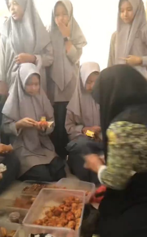 Viral Momen Siswa Jualan di Sekolah Dibantu Teman-temannya, Banjir Pujian Kini Dapat Bantuan dari Warganet