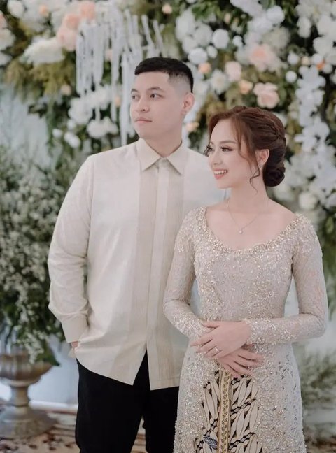 Cantik dan Memesona, Potret Putri Willy Dozan dan Betharia Sonata saat Tunangan Tampil Sederhana dengan Kebaya Coklat