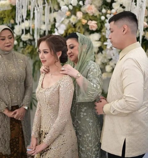 Cantik dan Memesona, Potret Putri Willy Dozan dan Betharia Sonata saat Tunangan Tampil Sederhana dengan Kebaya Coklat