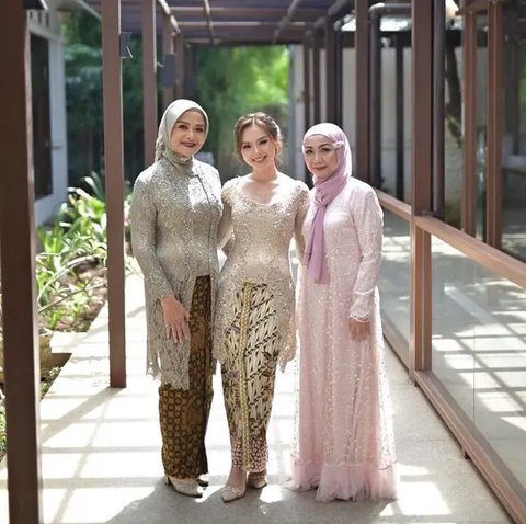 Cantik dan Memesona, Potret Putri Willy Dozan dan Betharia Sonata saat Tunangan Tampil Sederhana dengan Kebaya Coklat