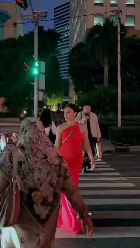 Potret Stunning Wulan Guritno Pakai Dress Merah Melenggang di Zebra Cross, Langsung Jadi Pusat Perhatian