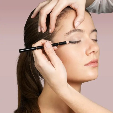 Tips Retouch Makeup dari MUA, Anti Repot Saat Eyeliner Belang