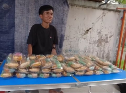 Masih Ingat Tiko Anak Ibu Eny yang Dulu Tinggal di Rumah Terbengkalai? Begini Kabarnya Jualan Kue di Pinggir Jalan