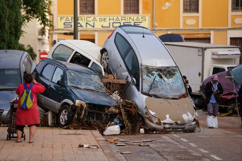 FOTO: Dahsyatnya Banjir Paling Mematikan di Spanyol Terjang Valencia, Mobil-Mobil Hancur Saling Bertumpukan