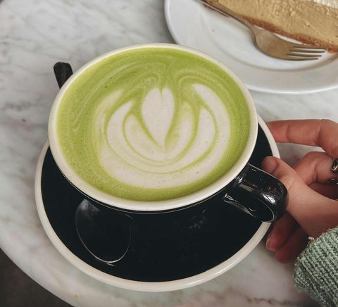 Berapa Kalori dan Nutrisi dari Segelas Matcha Latte? Serta Mengulik Bahayanya Jika Dikonsumsi Terlalu Sering