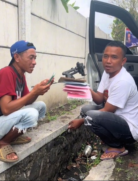 Pria Ini Bertemu Mantan Bos Sedang Jualan Kanebo di Lampu Merah, Momen Reuninya Curi Perhatian