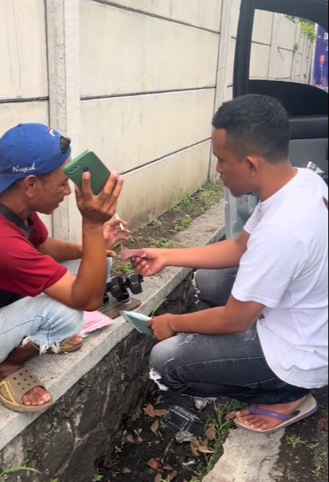 Pria Ini Bertemu Mantan Bos Sedang Jualan Kanebo di Lampu Merah, Momen Reuninya Curi Perhatian