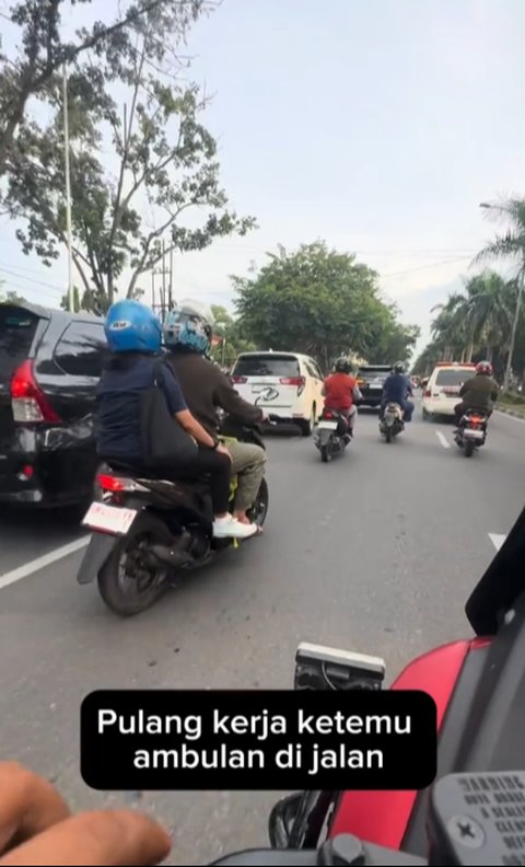 Viral Aksi Pria Pemotor Bantu Buka Jalan untuk Ambulans yang Kesulitan Melintas, Banjir Pujian