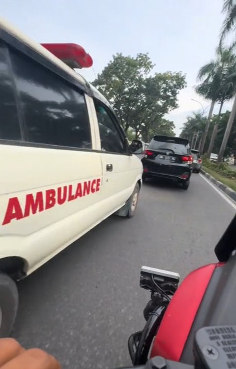 Viral Aksi Pria Pemotor Bantu Buka Jalan untuk Ambulans yang Kesulitan Melintas, Banjir Pujian