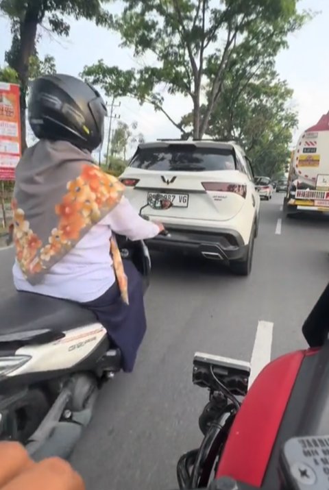 Viral Aksi Pria Pemotor Bantu Buka Jalan untuk Ambulans yang Kesulitan Melintas, Banjir Pujian