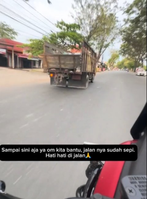 Viral Aksi Pria Pemotor Bantu Buka Jalan untuk Ambulans yang Kesulitan Melintas, Banjir Pujian