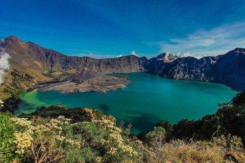 Eksotisme Danau Segara Anak, Spot Terbaik untuk Menikmati Keindahan Gunung Rinjani tanpa Mendaki ke Puncak