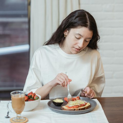 Kelola Nafsu Makan melalui Kebiasaan Mindful Eating