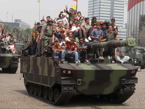 FOTO: Gagahnya Altusista hingga Jet Tempur Pamer Kekuatan di HUT TNI, Bikin Ribuan Masyarakat Terpukau