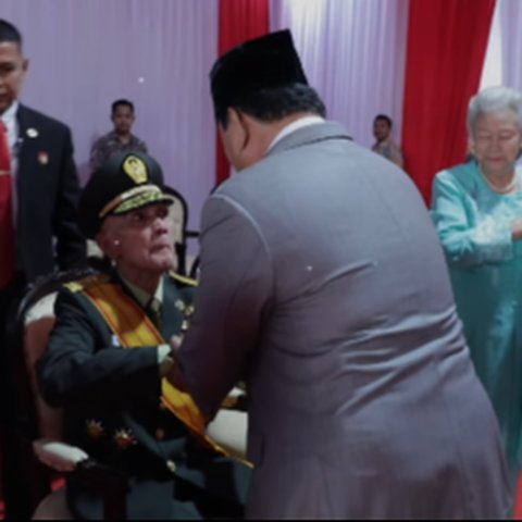 Momen Prabowo Salami Mantan Panglima ABRI, Mendadak Salfok ke Tanda Kehormatan Sang Jenderal Senior