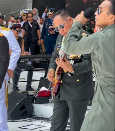 Keren Kapolri & Kaka Slank Duet Nyanyi 'Balikin' Diiringi Petikan Gitar Panglima di HUT TNI