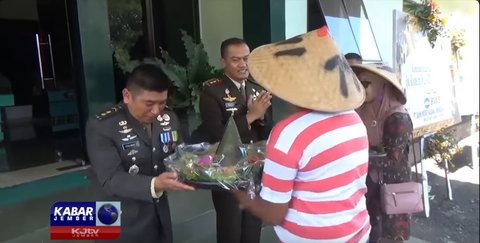 Kendarai Mobil Bak Terbuka, Petani Tiba-Tiba Datangi Letkol TNI ke Kantor, Bawaannya Tak Terduga