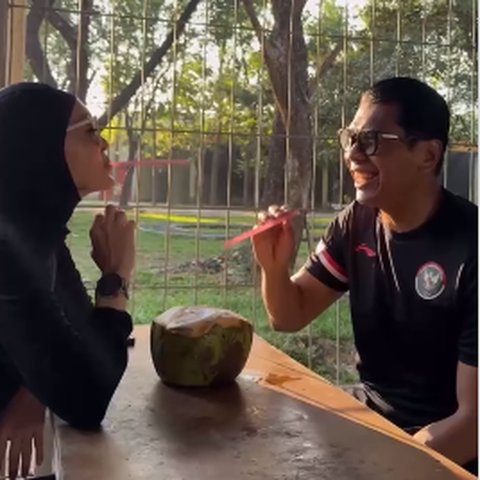 Bak Remaja Lagi Jatuh Cinta, Romantisnya Jenderal Rudy 'Gajah' Minum Kelapa Muda Satu Berdua Bikin Baper