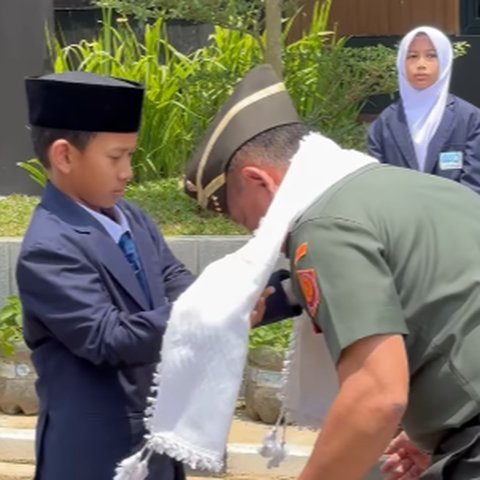 Momen Panglima TNI Jenderal Agus Subiyanto Cium Tangan Ustaz Adi Hidayat Langsung Jadi Sorotan