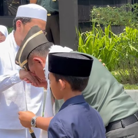 Momen Panglima TNI Jenderal Agus Subiyanto Cium Tangan Ustaz Adi Hidayat Langsung Jadi Sorotan