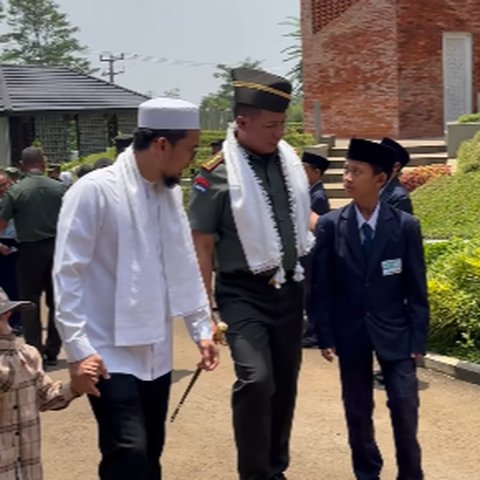 Momen Panglima TNI Jenderal Agus Subiyanto Cium Tangan Ustaz Adi Hidayat Langsung Jadi Sorotan