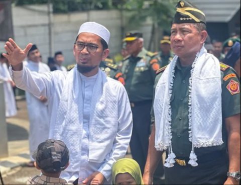 Momen Panglima TNI Jenderal Agus Subiyanto Cium Tangan Ustaz Adi Hidayat Langsung Jadi Sorotan