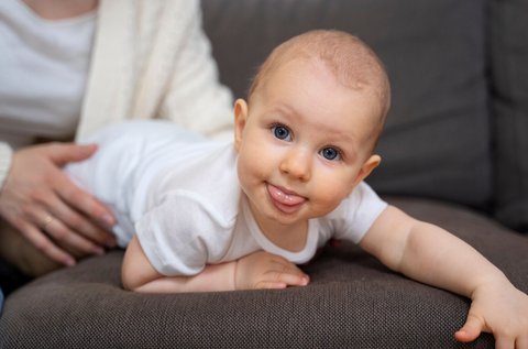 Menggunduli Rambut Bayi: Tradisi yang Perlu Dipertimbangkan atau Ditinggalkan?