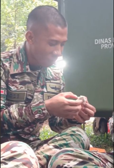 Rejeki Nomplok, Prajurit TNI Tak Sengaja Dapat Hadiah Uang saat Lagi Asyik Makan Roti, Netizen Justru Fokus ke Ekspresinya