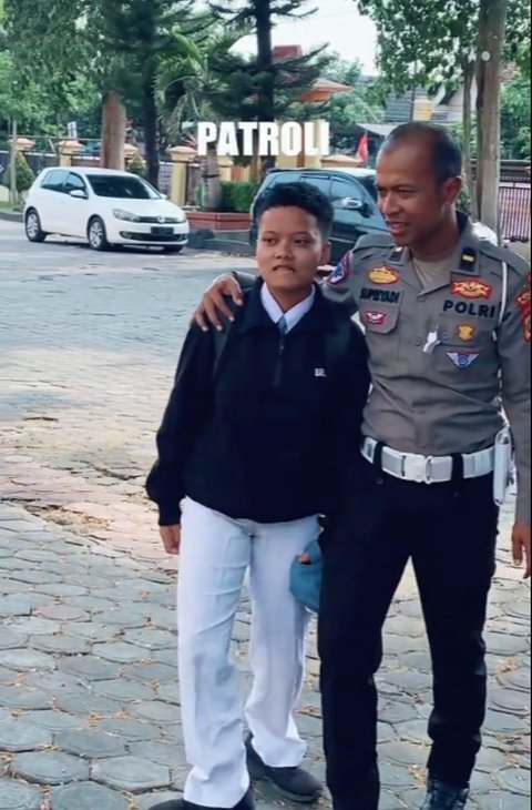 Bocah Ini Minta Tolong ke Polisi untuk Diantarkan Berangkat Les, Alasan di Baliknya Bikin Haru