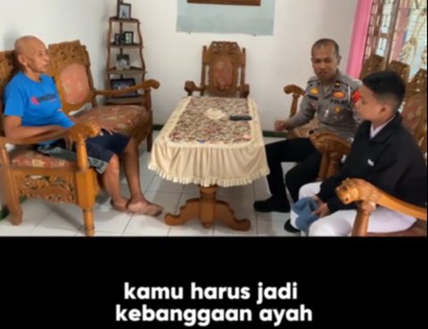 Bocah Ini Minta Tolong ke Polisi untuk Diantarkan Berangkat Les, Alasan di Baliknya Bikin Haru