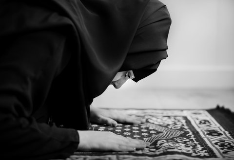 Bagaimana Hukum Solat Saat Keputihan Pada Wanita? Ini Kata Ustadzah