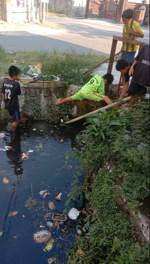 Terinspirasi Pandawara Group, Sekelompok Bocah Ini Kompak Bersihkan Sampah di Selokan Tepi Jalan, Aksinya Banjir Pujian