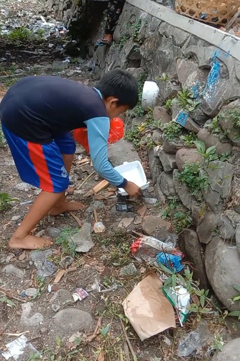 Terinspirasi Pandawara Group, Sekelompok Bocah Ini Kompak Bersihkan Sampah di Selokan Tepi Jalan, Aksinya Banjir Pujian