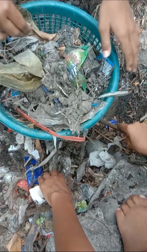 Terinspirasi Pandawara Group, Sekelompok Bocah Ini Kompak Bersihkan Sampah di Selokan Tepi Jalan, Aksinya Banjir Pujian