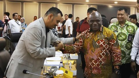 Profil Natalius Pigai, Transformasi Putra Papua dari Tukang Parkir Jadi Menteri HAM RI