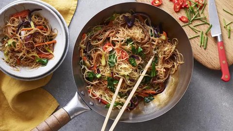 Cara Mudah Membuat Bihun Goreng Anti Lembek Tanpa Perebusan