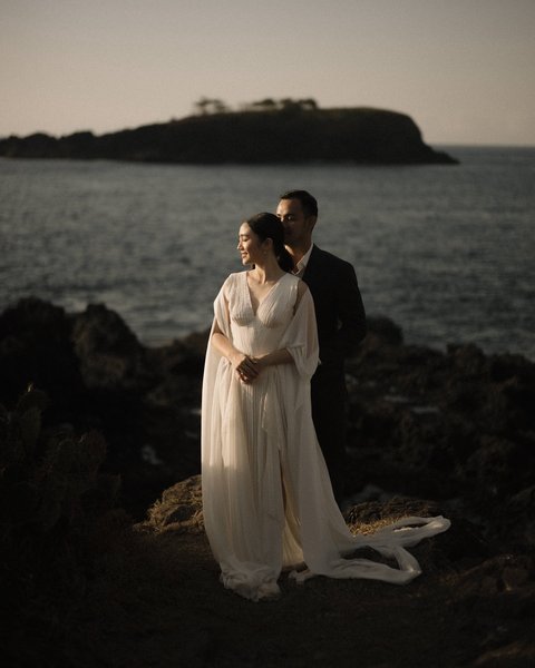 Potret Prewedding Febby Rastanty dan Drajad Jumantara, Sang Artis Cantik Bergaun Putih - Romantis Pose Pinggir Pantai