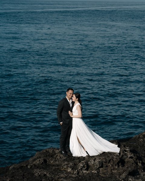 Potret Prewedding Febby Rastanty dan Drajad Jumantara, Sang Artis Cantik Bergaun Putih - Romantis Pose Pinggir Pantai