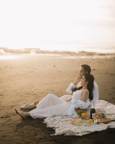 Potret Prewedding Febby Rastanty dan Drajad Jumantara, Sang Artis Cantik Bergaun Putih - Romantis Pose Pinggir Pantai