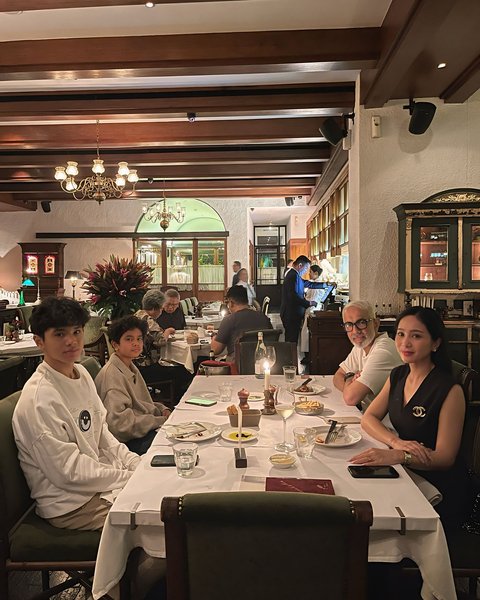 Ganteng dan Putih, Potret Anak-anak Bunga Zainal Beranjak Remaja saat Dinner Bareng Keluarga Bikin Salfok