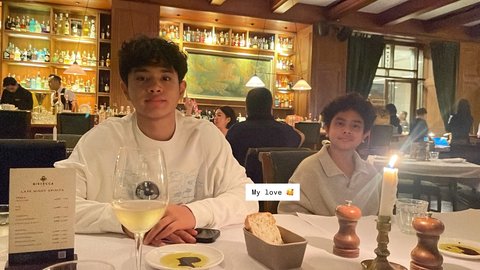 Ganteng dan Putih, Potret Anak-anak Bunga Zainal Beranjak Remaja saat Dinner Bareng Keluarga Bikin Salfok