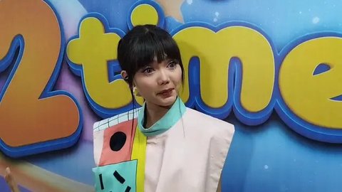 Rina Nose Senang Berbagi Keceriaan dengan Anak-anak Hingga Potong Kue di Perayaan HUT Mentari TV yang Ke-2