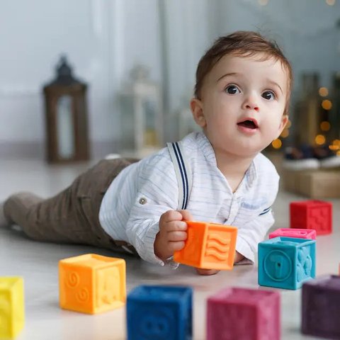 Cara Menghentikan Bayi Memasukkan Mainan ke Mulut, Bisa Jadi Solusi