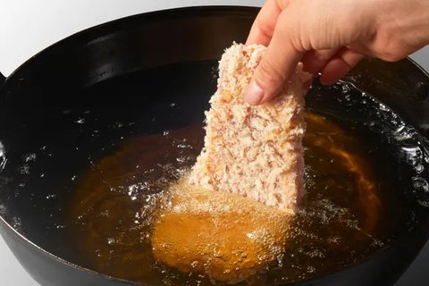 Tutorial Bersihkan Minyak Goreng Kotor, Dijamin Sisa Tepung Langsung Hilang