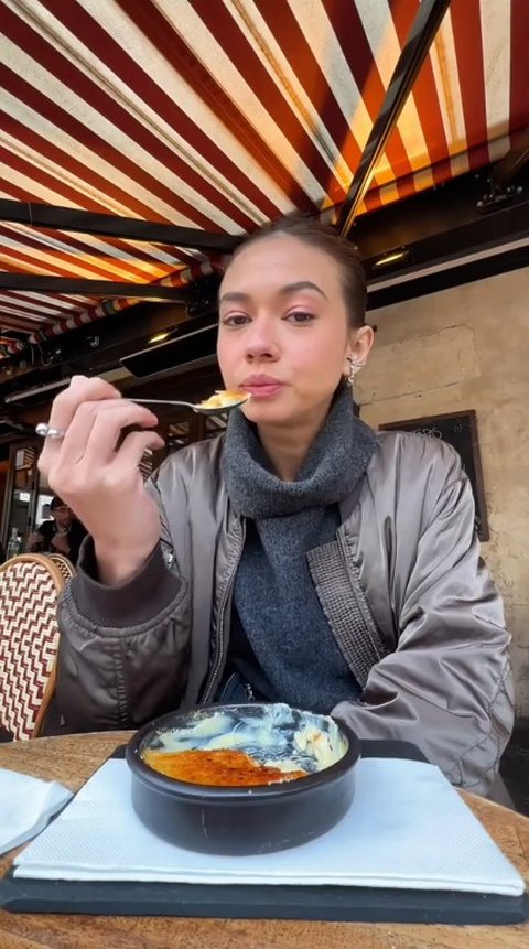 Potret Yuki Kato Asik Jajal Beragam Kuliner saat Para Sahabatnya Sudah Punya Pasangan Hidup