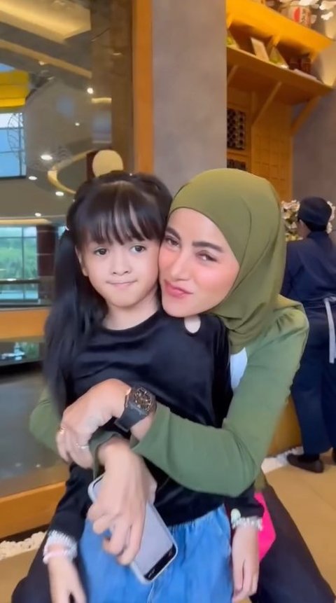 Potret Cantik dan Lucu Andreena Naira Anak Olla Ramlan dan Aufar Hutapea yang Baru Ulang Tahun ke-7