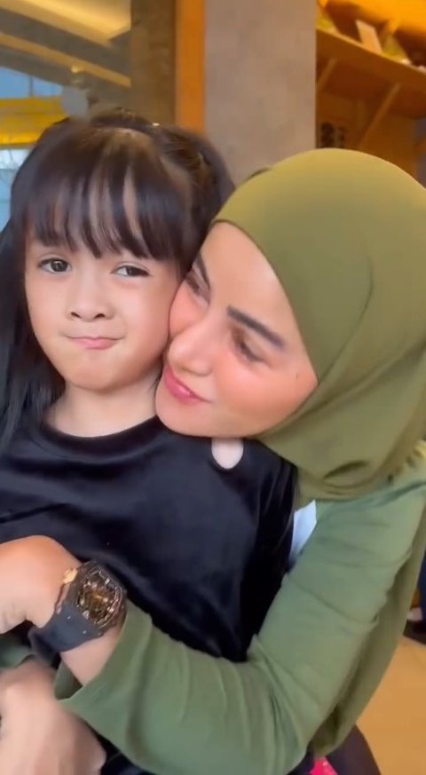 Potret Cantik dan Lucu Andreena Naira Anak Olla Ramlan dan Aufar Hutapea yang Baru Ulang Tahun ke-7