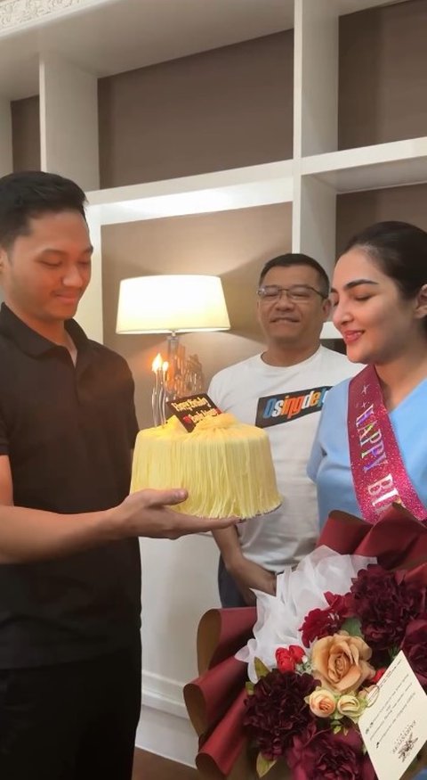 Anang Hermansyah dan Azriel memberikan kejutan ulang tahun ke-41 untuk Ashanty, terlihat jelas kebahagiaan di wajahnya.