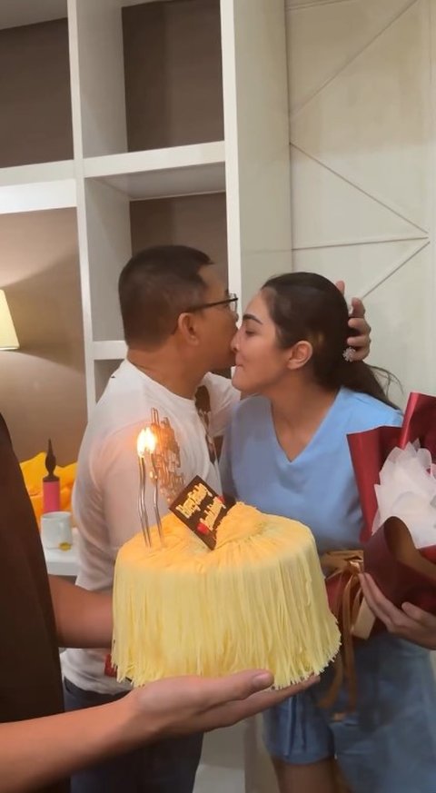 Anang Hermansyah dan Azriel memberikan kejutan ulang tahun ke-41 untuk Ashanty, terlihat jelas kebahagiaan di wajahnya.