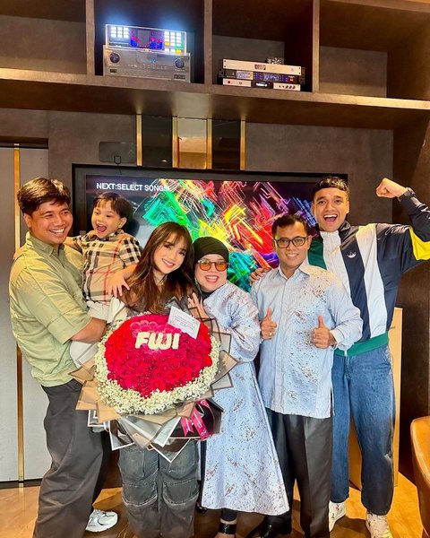 Potret Fuji Dapat Kejutan Ultah Ke-22 dari Keluarga & Bestie, Dapat Kado Super Banyak - Buket Bunga Disorot